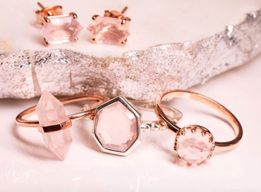 What's the meaning of rose quartz necklace? 