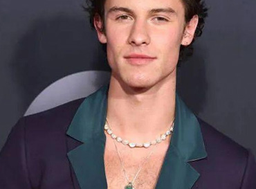 Why are men wearing pearl necklaces?