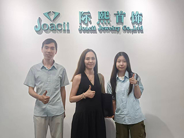 Kazakhstan Jewelry Buyer Visits Guangzhou Jewelry Manufacturer